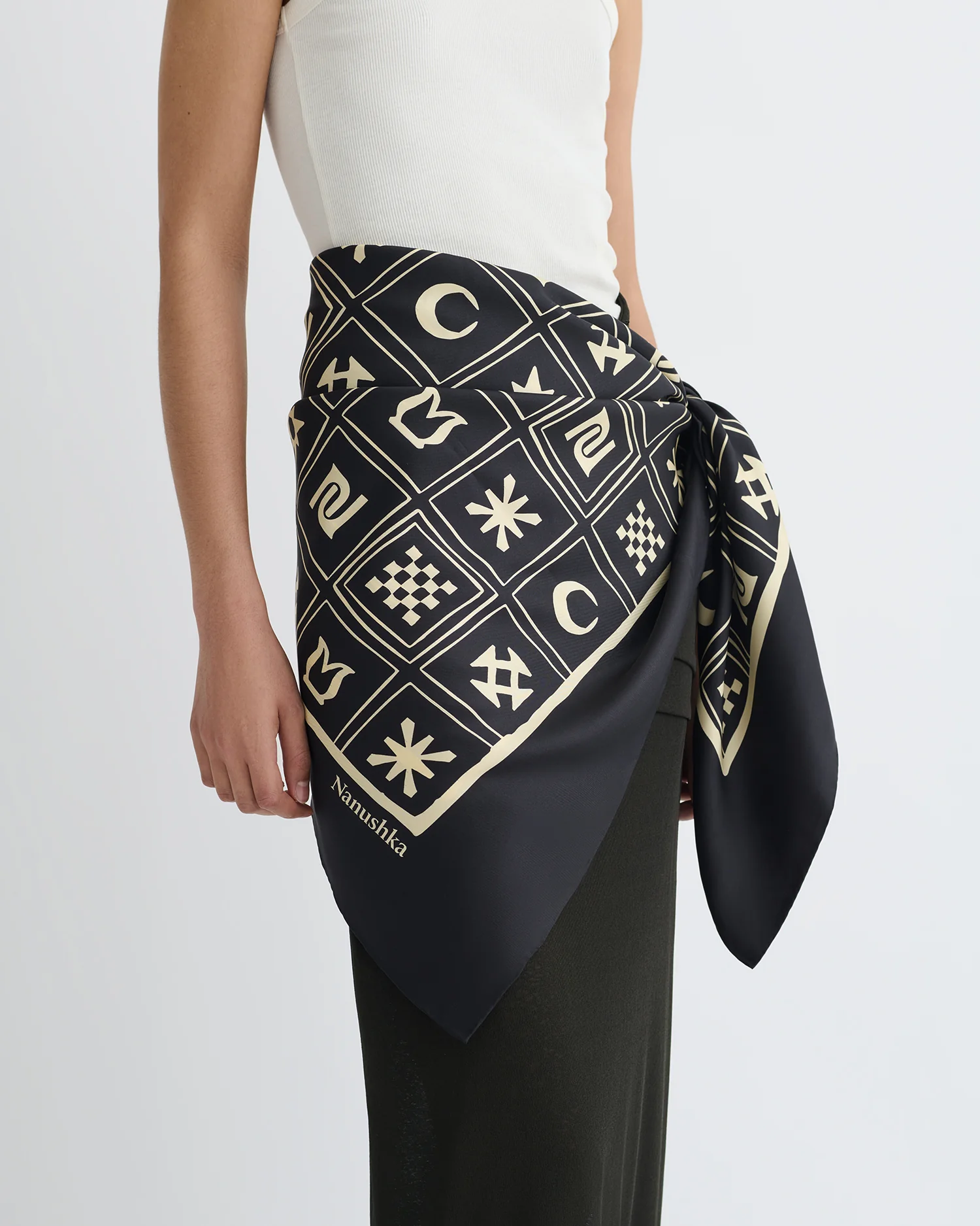 Miani - Silk scarf - Off Black/Beige Kopjafa